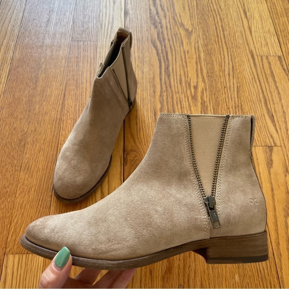 Frye Carly Zip Chelsea Boot Suede Ash 78248 Size 7 NWT